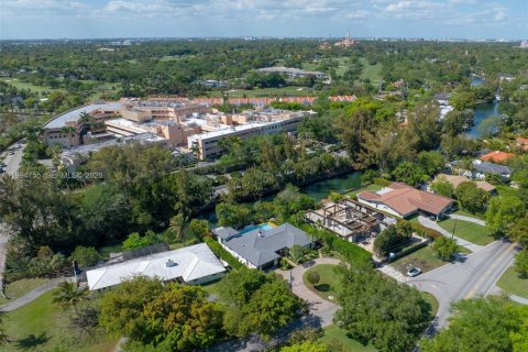 House in Coral Gables, Florida 4 bedrooms, 286.14 sq.m. № 2058984 - photo 9