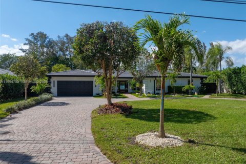 House in Coral Gables, Florida 4 bedrooms, 286.14 sq.m. № 2058984 - photo 5