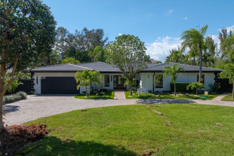 House in Coral Gables, Florida 4 bedrooms, 286.14 sq.m. № 2058984 - photo 1