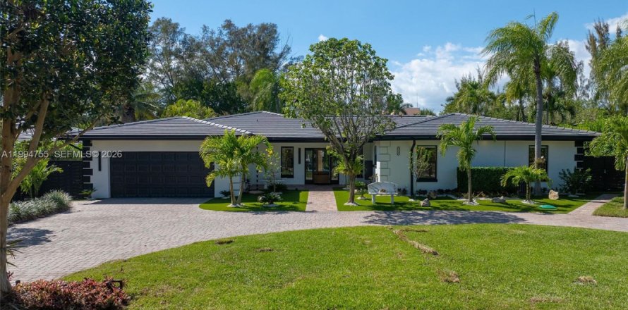 House in Coral Gables, Florida 4 bedrooms, 286.14 sq.m. № 2058984