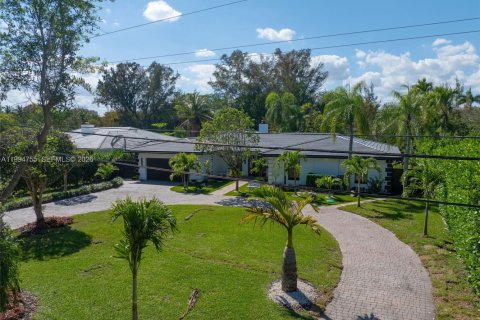 House in Coral Gables, Florida 4 bedrooms, 286.14 sq.m. № 2058984 - photo 3