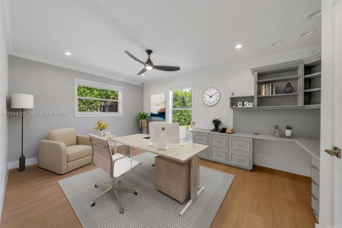 House in Coral Gables, Florida 4 bedrooms, 286.14 sq.m. № 2058984 - photo 24