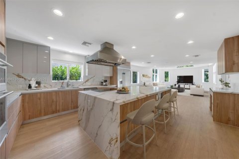 House in Coral Gables, Florida 4 bedrooms, 286.14 sq.m. № 2058984 - photo 18