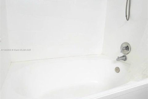 Condo in Miami, Florida, 2 bedrooms  № 1686192 - photo 7
