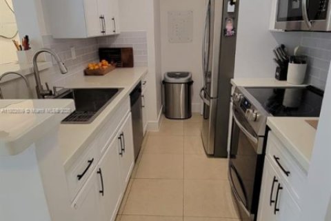 Condo in Miami, Florida, 2 bedrooms  № 1686192 - photo 4