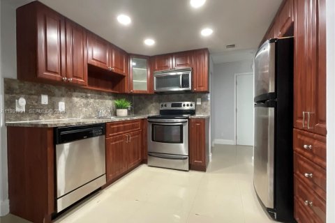 Apartamento en alquiler en Miami, Florida, 2 dormitorios, 84.63 m2 № 1992060 - foto 1