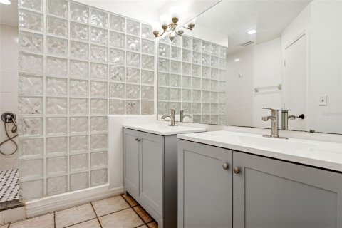 Adosado en venta en Tampa, Florida, 2 dormitorios, 137.03 m2 № 2105329 - foto 18