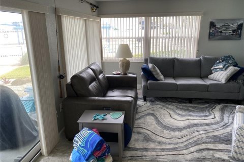 Condo in New Smyrna Beach, Florida, 2 bedrooms  № 2108432 - photo 12