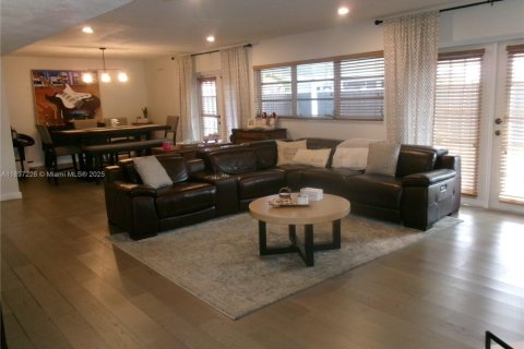 House in Miami, Florida 3 bedrooms, 149.57 sq.m. № 1952447 - photo 4