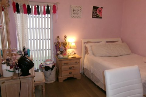 House in Miami, Florida 3 bedrooms, 149.57 sq.m. № 1952447 - photo 14