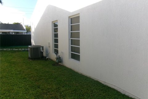House in Miami, Florida 3 bedrooms, 149.57 sq.m. № 1952447 - photo 3