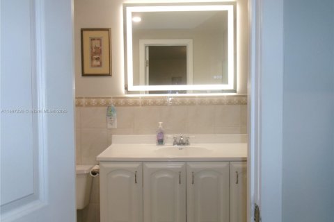 House in Miami, Florida 3 bedrooms, 149.57 sq.m. № 1952447 - photo 10