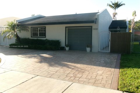 House in Miami, Florida 3 bedrooms, 149.57 sq.m. № 1952447 - photo 1