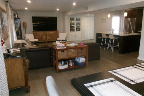 House in Miami, Florida 3 bedrooms, 149.57 sq.m. № 1952447 - photo 6