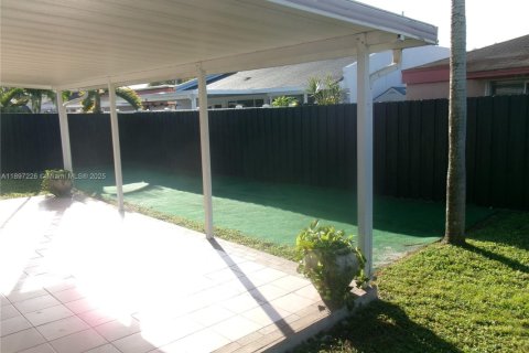 House in Miami, Florida 3 bedrooms, 149.57 sq.m. № 1952447 - photo 19