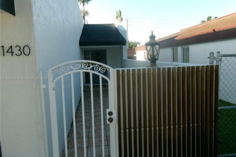 House in Miami, Florida 3 bedrooms, 149.57 sq.m. № 1952447 - photo 17