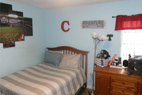 House in Miami, Florida 3 bedrooms, 149.57 sq.m. № 1952447 - photo 13