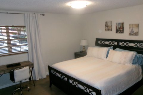 House in Miami, Florida 3 bedrooms, 149.57 sq.m. № 1952447 - photo 9