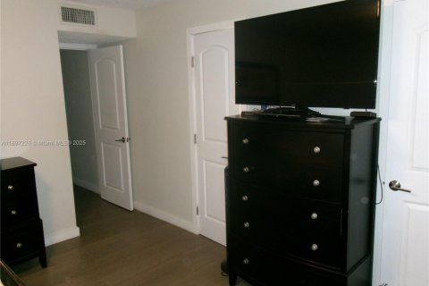 House in Miami, Florida 3 bedrooms, 149.57 sq.m. № 1952447 - photo 11