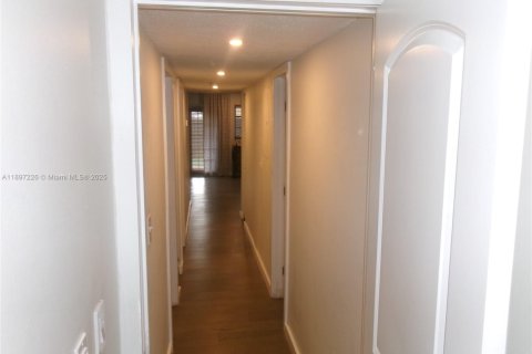 House in Miami, Florida 3 bedrooms, 149.57 sq.m. № 1952447 - photo 15