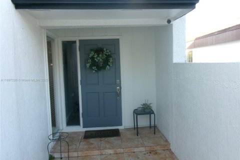 House in Miami, Florida 3 bedrooms, 149.57 sq.m. № 1952447 - photo 2