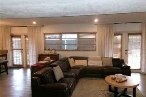 House in Miami, Florida 3 bedrooms, 149.57 sq.m. № 1952447 - photo 5