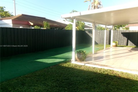 House in Miami, Florida 3 bedrooms, 149.57 sq.m. № 1952447 - photo 18