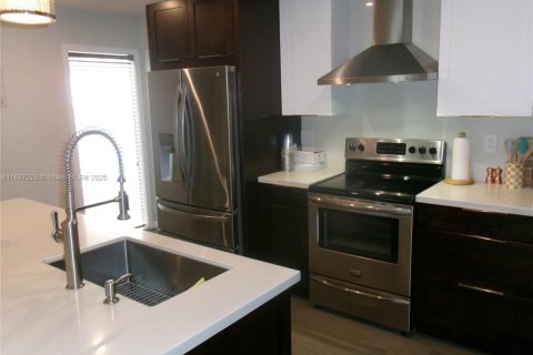 House in Miami, Florida 3 bedrooms, 149.57 sq.m. № 1952447 - photo 8