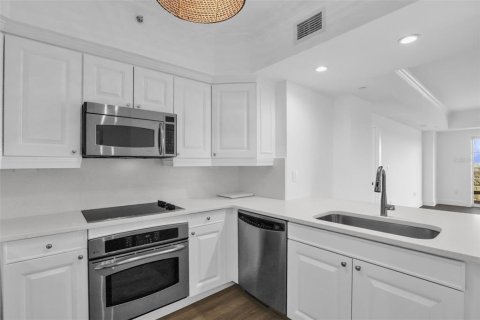 Condo in Four Corners, Florida, 2 bedrooms № 2314328 - photo 9