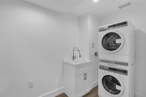 Condo in Four Corners, Florida, 2 bedrooms № 2314328 - photo 27