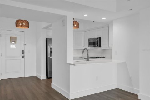 Condo in Four Corners, Florida, 2 bedrooms № 2314328 - photo 6