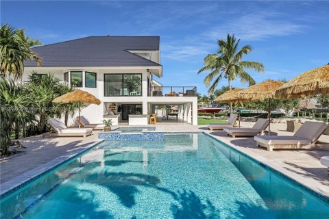 House in Islamorada, Village of Islands, Florida 4 bedrooms, 376.07 sq.m. № 2021459 - photo 23