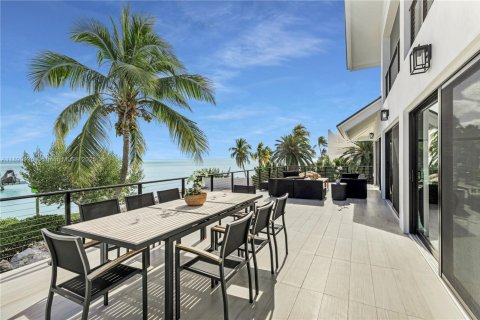 House in Islamorada, Village of Islands, Florida 4 bedrooms, 376.07 sq.m. № 2021459 - photo 16