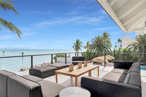 House in Islamorada, Village of Islands, Florida 4 bedrooms, 376.07 sq.m. № 2021459 - photo 15