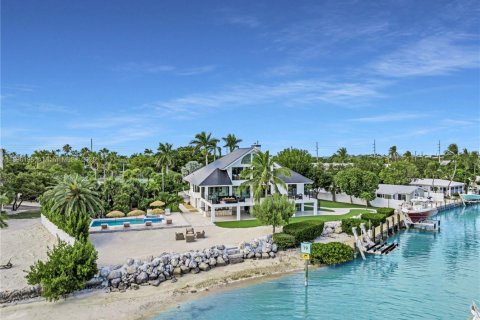 House in Islamorada, Village of Islands, Florida 4 bedrooms, 376.07 sq.m. № 2021459 - photo 3