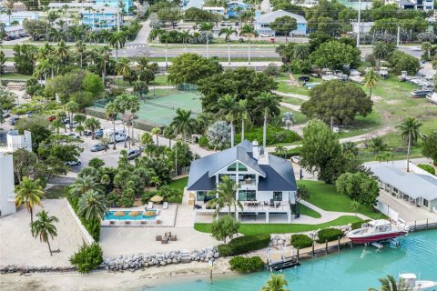 House in Islamorada, Village of Islands, Florida 4 bedrooms, 376.07 sq.m. № 2021459 - photo 2