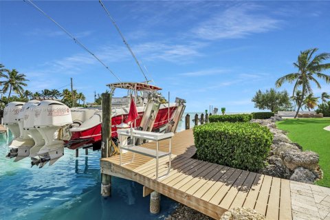 House in Islamorada, Village of Islands, Florida 4 bedrooms, 376.07 sq.m. № 2021459 - photo 19