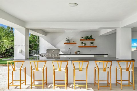 House in Islamorada, Village of Islands, Florida 4 bedrooms, 376.07 sq.m. № 2021459 - photo 25