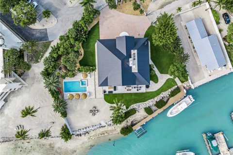 House in Islamorada, Village of Islands, Florida 4 bedrooms, 376.07 sq.m. № 2021459 - photo 18