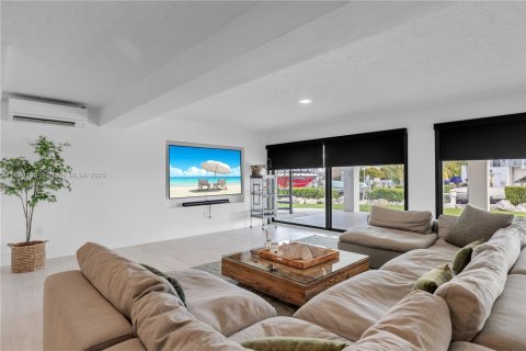 House in Islamorada, Village of Islands, Florida 4 bedrooms, 376.07 sq.m. № 2021459 - photo 29