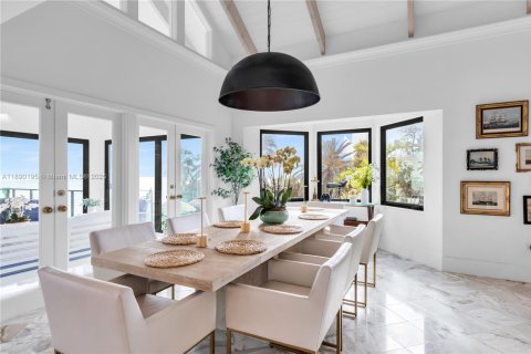 House in Islamorada, Village of Islands, Florida 4 bedrooms, 376.07 sq.m. № 2021459 - photo 12