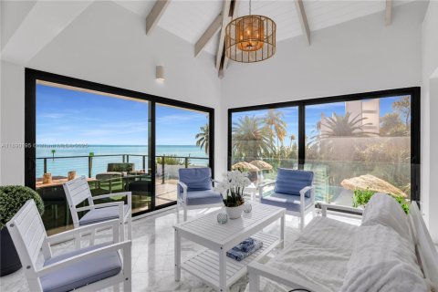 House in Islamorada, Village of Islands, Florida 4 bedrooms, 376.07 sq.m. № 2021459 - photo 13