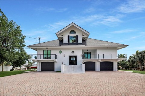 House in Islamorada, Village of Islands, Florida 4 bedrooms, 376.07 sq.m. № 2021459 - photo 5