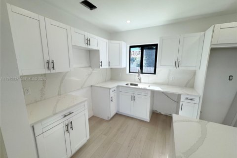 Снять в аренду виллу или дом в Майами, Флорида 3 спальни, 129.78м2, № 1998978 - фото 11