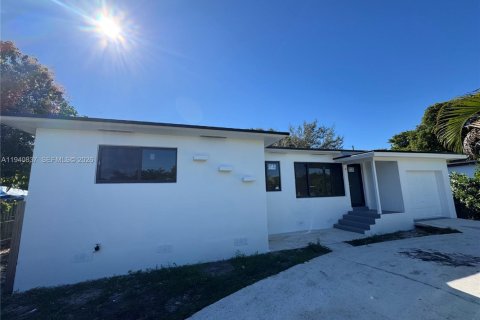 Снять в аренду виллу или дом в Майами, Флорида 3 спальни, 129.78м2, № 1998978 - фото 2