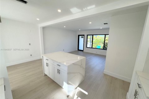 Снять в аренду виллу или дом в Майами, Флорида 3 спальни, 129.78м2, № 1998978 - фото 13