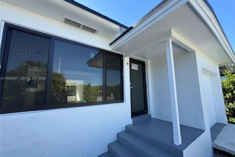 Снять в аренду виллу или дом в Майами, Флорида 3 спальни, 129.78м2, № 1998978 - фото 4