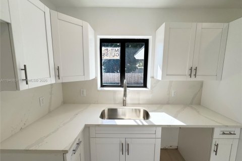 Снять в аренду виллу или дом в Майами, Флорида 3 спальни, 129.78м2, № 1998978 - фото 12