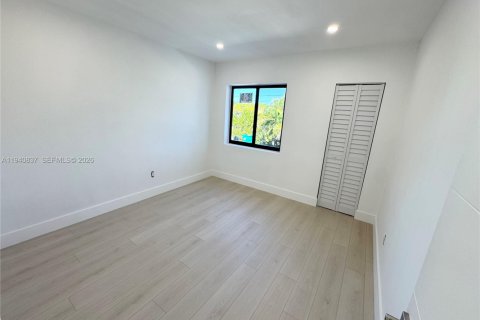 Снять в аренду виллу или дом в Майами, Флорида 3 спальни, 129.78м2, № 1998978 - фото 15