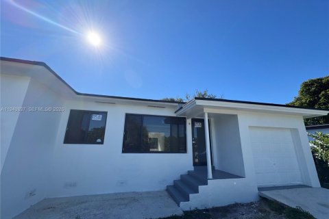 Снять в аренду виллу или дом в Майами, Флорида 3 спальни, 129.78м2, № 1998978 - фото 3